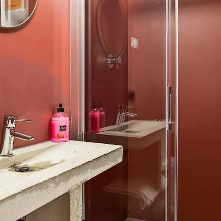 Plum Guide - Top Gun Apartment Lisbon