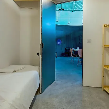 Plum Guide - Top Gun Apartment Lisbon